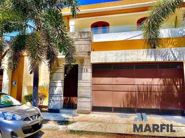Casa en Venta con Alberca en Lomas Vista Hermosa Colima cerca Av Felipe Sevilla