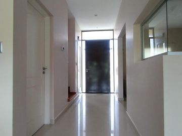Casa 5 ambientes en 2 plantas en venta - Barrio Privado Los Troncos