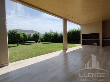 Casa 5 ambientes en 2 plantas en venta - Barrio Privado Los Troncos