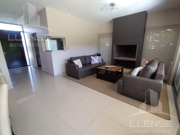 Casa 5 ambientes en 2 plantas en venta - Barrio Privado Los Troncos