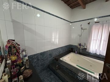 Venta de casa 5 ambientes con cochera y piscina en Barracas