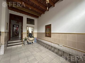 Venta de casa 5 ambientes con cochera y piscina en Barracas