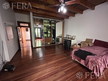 Venta de casa 5 ambientes con cochera y piscina en Barracas