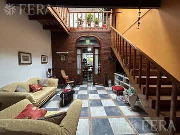 Venta de casa 5 ambientes con cochera y piscina en Barracas