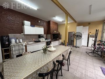 Venta de casa 5 ambientes con cochera y piscina en Barracas