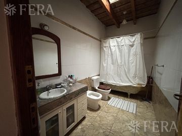 Venta de casa 5 ambientes con cochera y piscina en Barracas