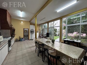 Venta de casa 5 ambientes con cochera y piscina en Barracas
