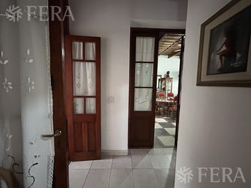 Venta de casa 5 ambientes con cochera y piscina en Barracas
