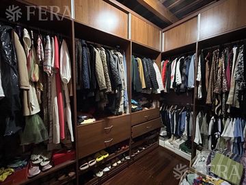 Venta de casa 5 ambientes con cochera y piscina en Barracas