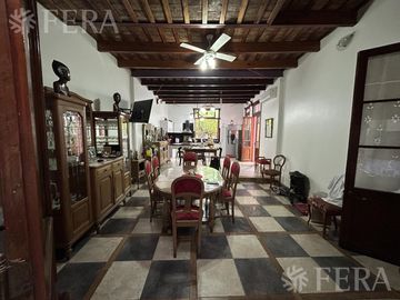 Venta de casa 5 ambientes con cochera y piscina en Barracas