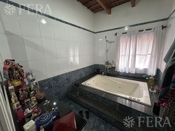 Venta de casa 5 ambientes con cochera y piscina en Barracas