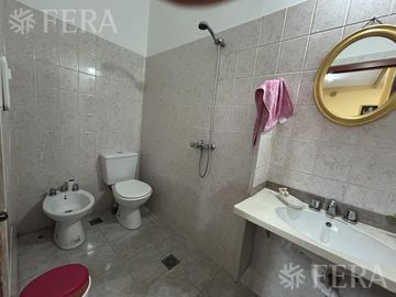 Venta de casa 5 ambientes con cochera y piscina en Barracas