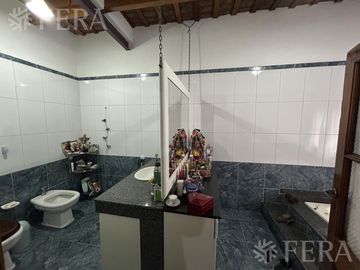 Venta de casa 5 ambientes con cochera y piscina en Barracas