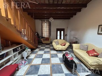 Venta de casa 5 ambientes con cochera y piscina en Barracas