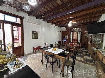 Venta de casa 5 ambientes con cochera y piscina en Barracas