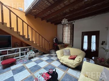 Venta de casa 5 ambientes con cochera y piscina en Barracas