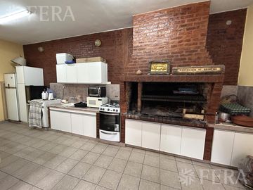 Venta de casa 5 ambientes con cochera y piscina en Barracas