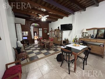 Venta de casa 5 ambientes con cochera y piscina en Barracas