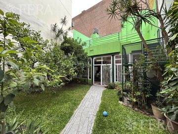 Venta de casa 5 ambientes con cochera y piscina en Barracas