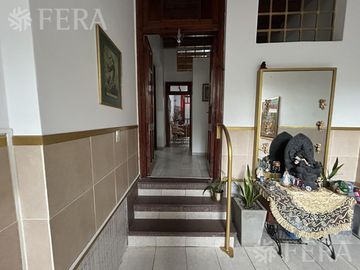Venta de casa 5 ambientes con cochera y piscina en Barracas