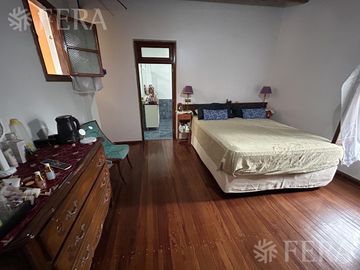 Venta de casa 5 ambientes con cochera y piscina en Barracas