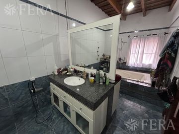 Venta de casa 5 ambientes con cochera y piscina en Barracas