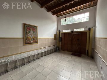 Venta de casa 5 ambientes con cochera y piscina en Barracas