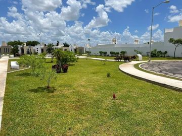 Casa en venta dos recamaras piscina dos plantas cerrada Merida