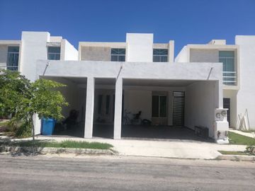 Casa en venta dos recamaras piscina dos plantas cerrada Merida