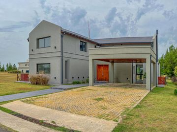 Casa de 3 dormitorios con pileta vista al golf
