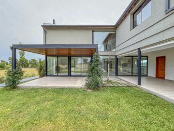 Casa de 3 dormitorios con pileta vista al golf