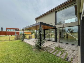 Casa de 3 dormitorios con pileta vista al golf