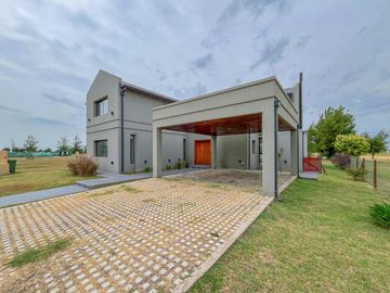 Casa de 3 dormitorios con pileta vista al golf