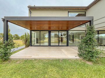 Casa de 3 dormitorios con pileta vista al golf