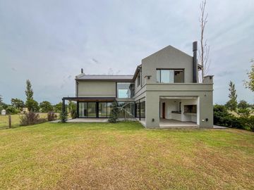 Casa de 3 dormitorios con pileta vista al golf