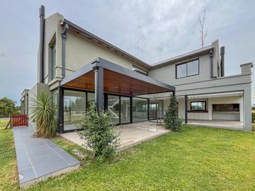 Casa de 3 dormitorios con pileta vista al golf