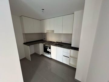 Dpto • 2 amb con suite • Excelente distribución y amplio • Araujo 900