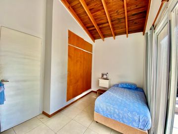 APTO CREDITO - CASA EN VENTA | 5 AMBIENTES | LOTE INTERNO | FINCAS DEL LAGO, ING. MASCHWITZ.