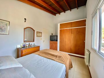 APTO CREDITO - CASA EN VENTA | 5 AMBIENTES | LOTE INTERNO | FINCAS DEL LAGO, ING. MASCHWITZ.