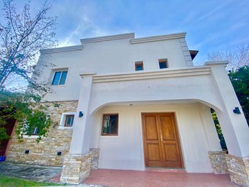 APTO CREDITO - CASA EN VENTA | 5 AMBIENTES | LOTE INTERNO | FINCAS DEL LAGO, ING. MASCHWITZ.