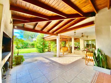 APTO CREDITO - CASA EN VENTA | 5 AMBIENTES | LOTE INTERNO | FINCAS DEL LAGO, ING. MASCHWITZ.
