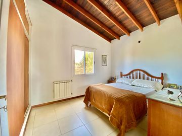 APTO CREDITO - CASA EN VENTA | 5 AMBIENTES | LOTE INTERNO | FINCAS DEL LAGO, ING. MASCHWITZ.