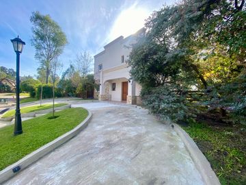 APTO CREDITO - CASA EN VENTA | 5 AMBIENTES | LOTE INTERNO | FINCAS DEL LAGO, ING. MASCHWITZ.