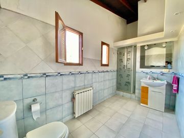 APTO CREDITO - CASA EN VENTA | 5 AMBIENTES | LOTE INTERNO | FINCAS DEL LAGO, ING. MASCHWITZ.