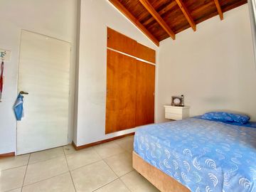 APTO CREDITO - CASA EN VENTA | 5 AMBIENTES | LOTE INTERNO | FINCAS DEL LAGO, ING. MASCHWITZ.