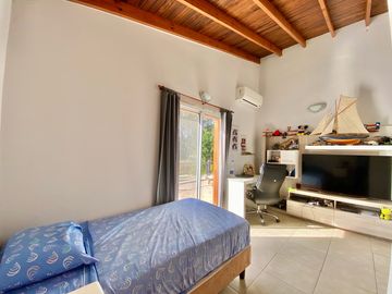 APTO CREDITO - CASA EN VENTA | 5 AMBIENTES | LOTE INTERNO | FINCAS DEL LAGO, ING. MASCHWITZ.