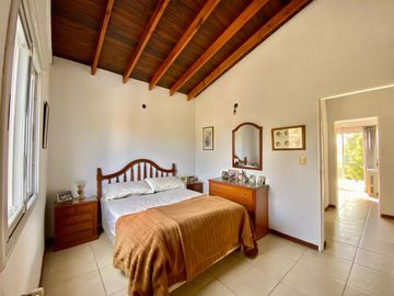 APTO CREDITO - CASA EN VENTA | 5 AMBIENTES | LOTE INTERNO | FINCAS DEL LAGO, ING. MASCHWITZ.