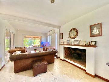 APTO CREDITO - CASA EN VENTA | 5 AMBIENTES | LOTE INTERNO | FINCAS DEL LAGO, ING. MASCHWITZ.