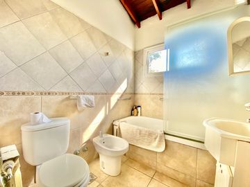 APTO CREDITO - CASA EN VENTA | 5 AMBIENTES | LOTE INTERNO | FINCAS DEL LAGO, ING. MASCHWITZ.
