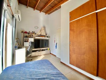 APTO CREDITO - CASA EN VENTA | 5 AMBIENTES | LOTE INTERNO | FINCAS DEL LAGO, ING. MASCHWITZ.